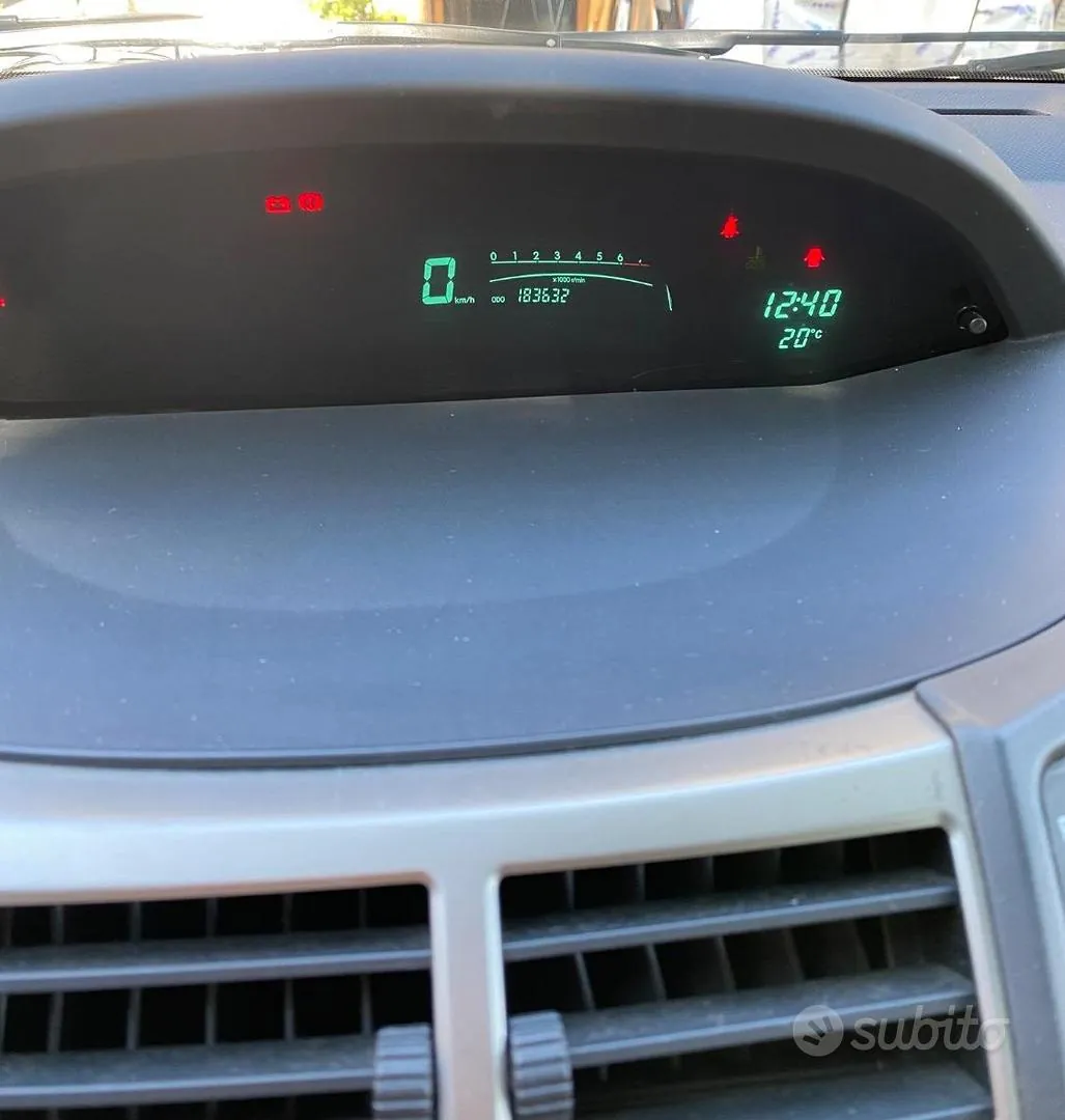 Toyota Yaris 2011 photo 2