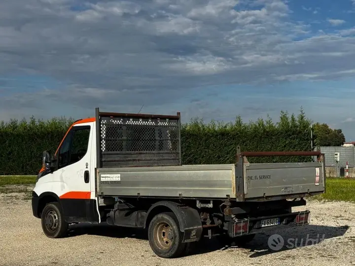 Iveco Daily 2015 photo 4