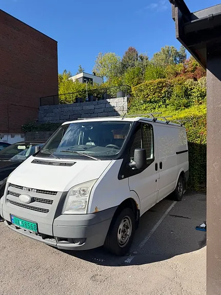 Ford Transit 300S Van 2010 photo 2