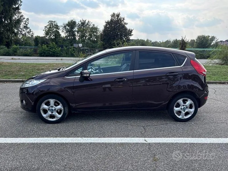 Ford Fiesta 2011 photo 2
