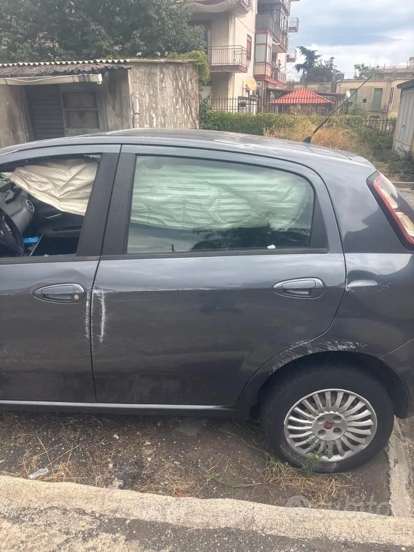 Fiat Grande Punto 2012 photo 3