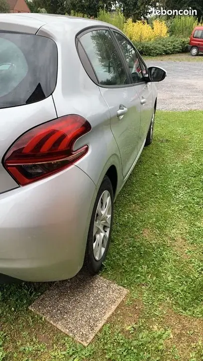 Peugeot 208 2018 photo 2