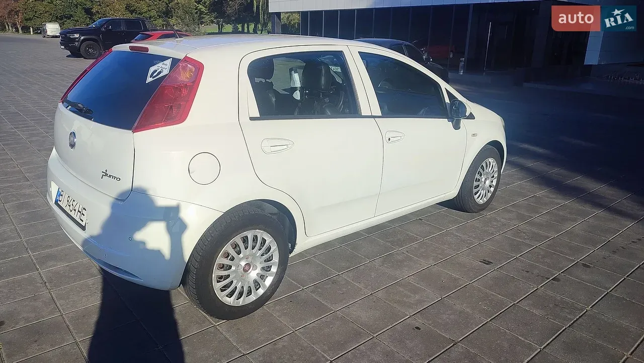 Fiat Grande Punto 2011 photo 2