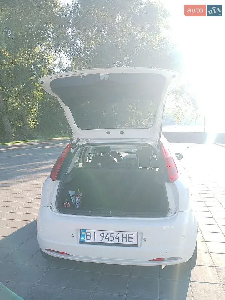Fiat Grande Punto 2011 photo 5