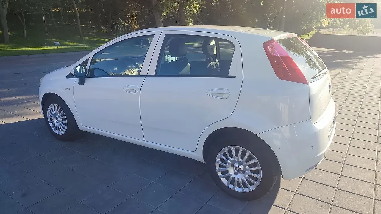 Fiat Grande Punto 2011 photo 4