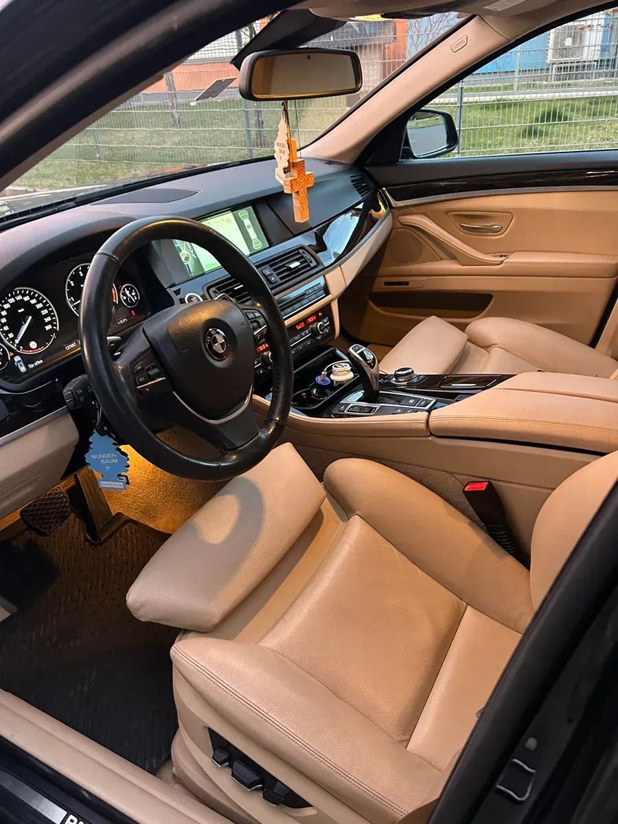 BMW 5 Series 2012 photo 2