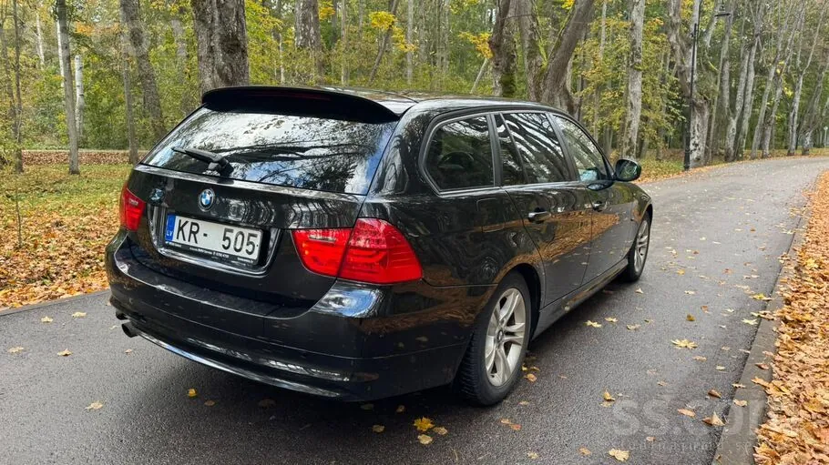 BMW 318 2009 photo 2