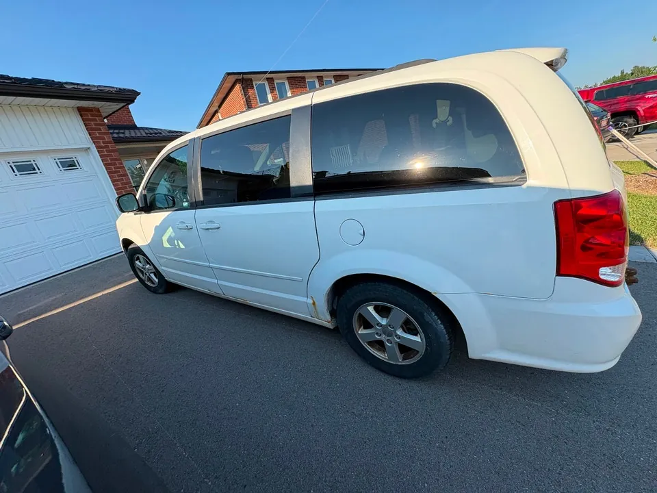 Dodge Grand Caravan 2011 photo 2