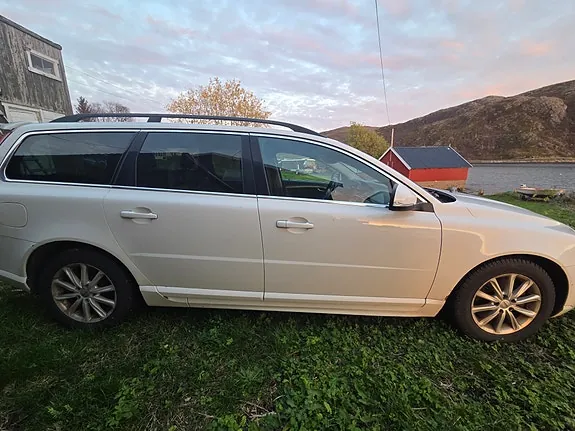 Volvo V70 2012 photo 2