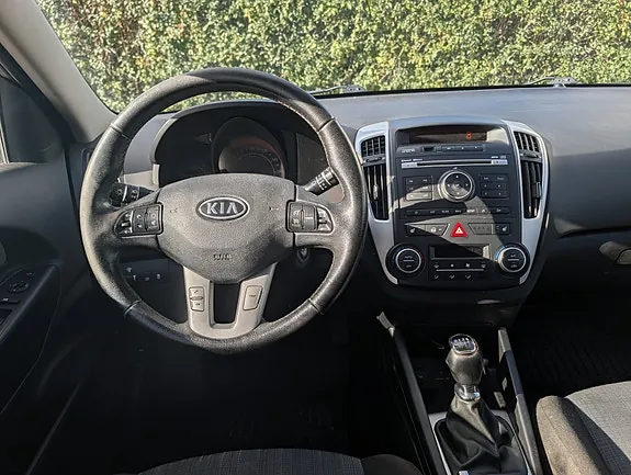 Kia Ceed 2011 photo 3