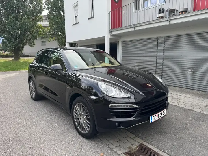 Porsche Cayenne 2012 photo 2