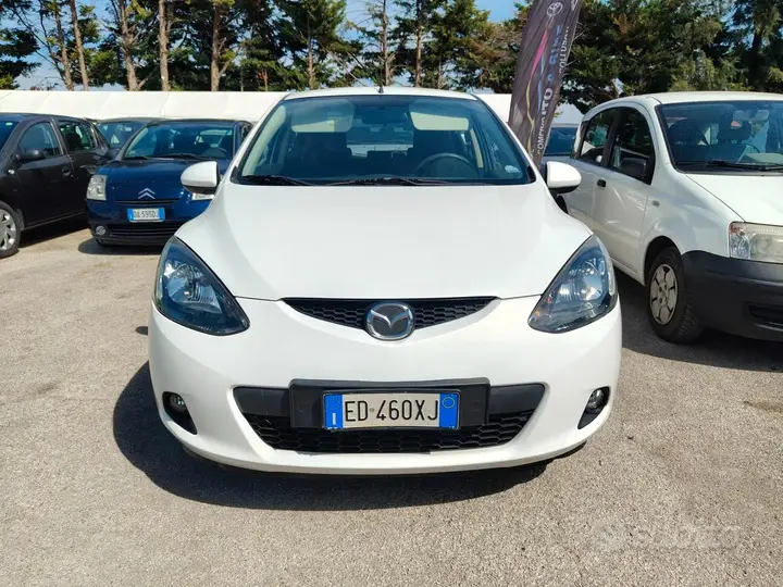 Mazda Mazda2 2011 photo 2