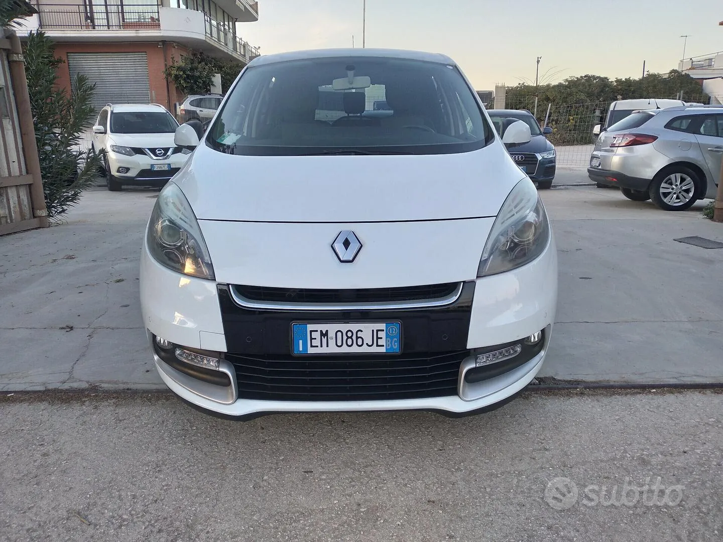 Renault Scenic 2012 photo 2
