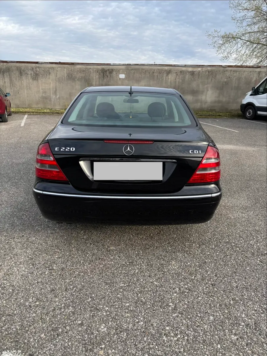 Mercedes-Benz E-Class 2006 photo 2