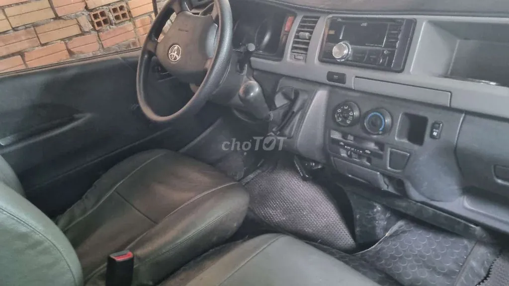 Toyota Hiace 2010 photo 2