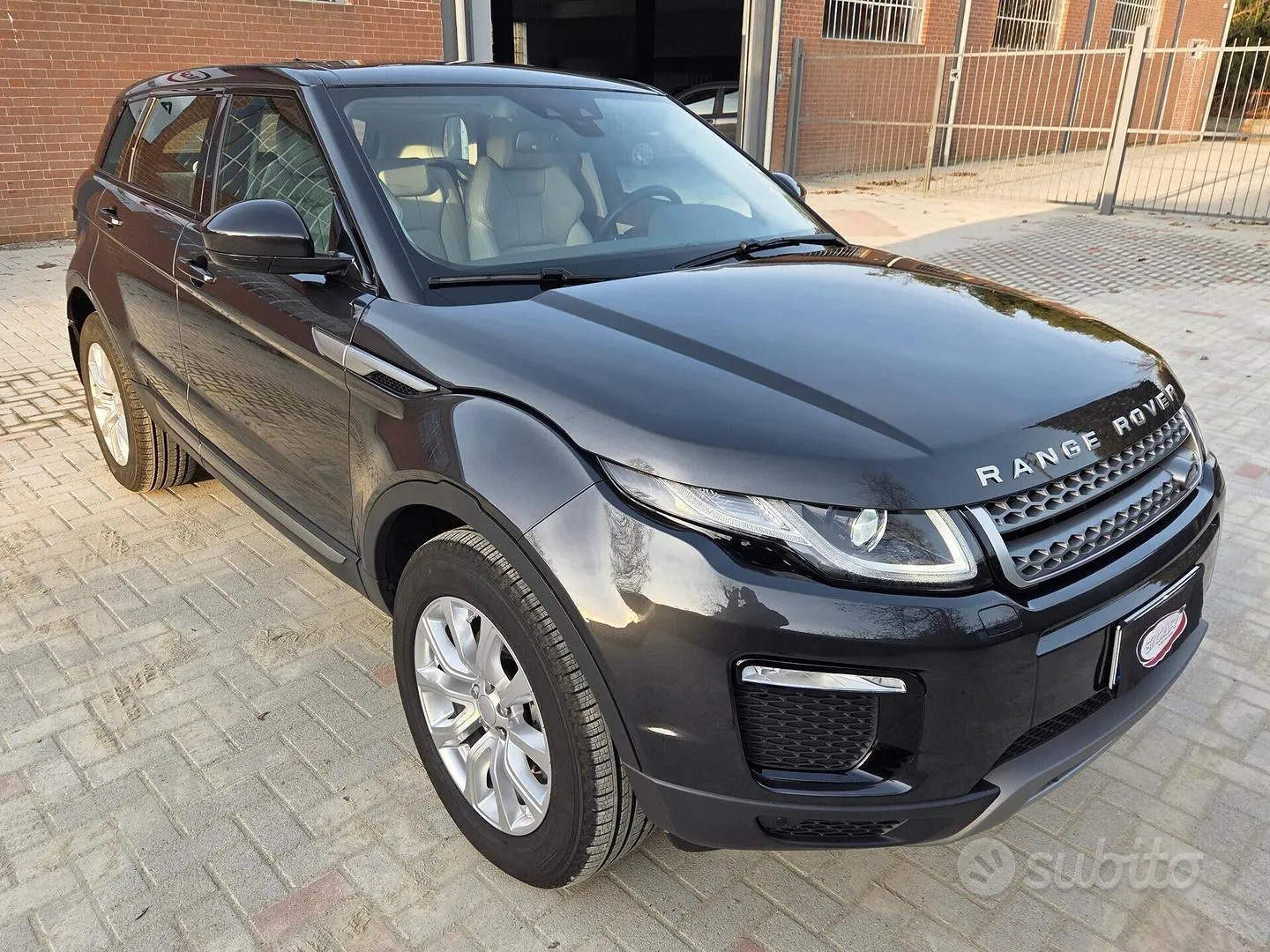 Land Rover Range Rover Evoque 2017 photo 2