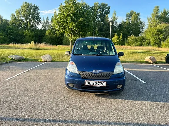 Toyota Yaris Verso 2000 photo 2