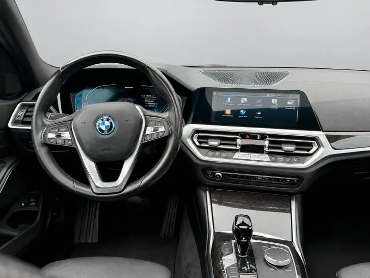 BMW 3 Series 2022 photo 2