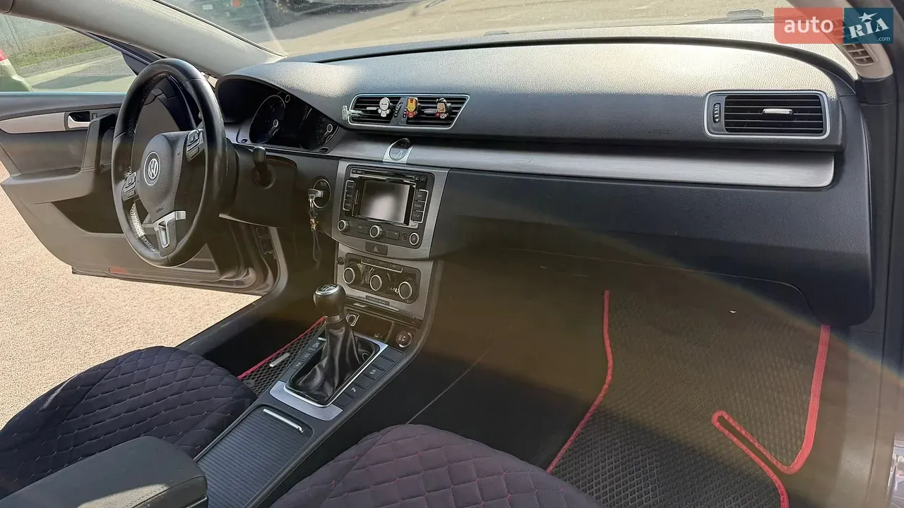 Volkswagen Passat 2011 photo 2