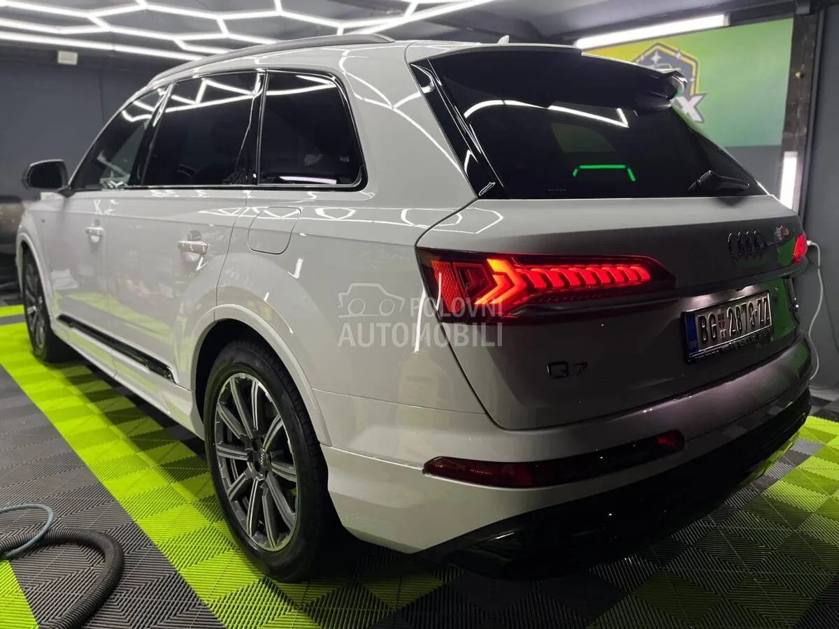 Audi Q7 2021 photo 2