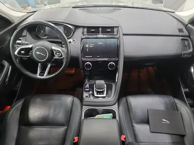 Jaguar E-Pace 2023 photo 2