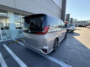 Toyota Noah 2023 photo 4