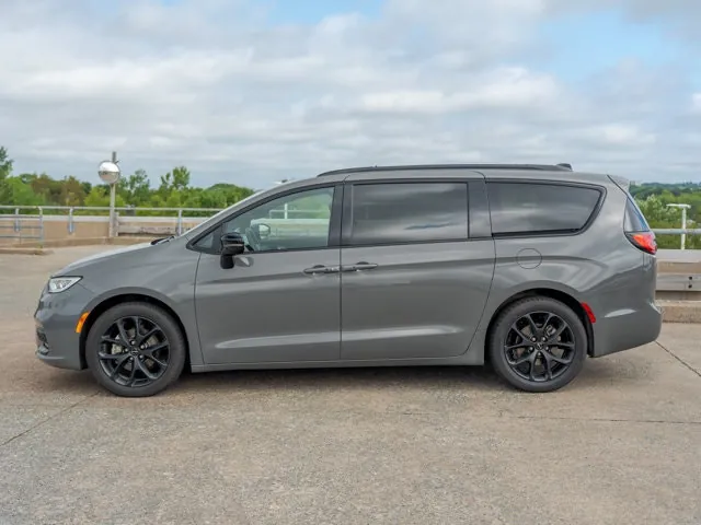 Chrysler Pacifica 2025 photo 2