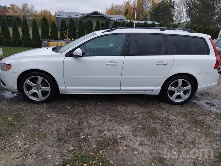 Volvo V70 2012 photo 2