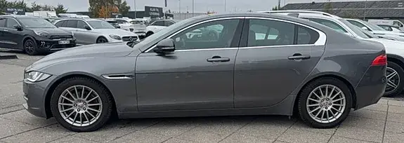 Jaguar Xe 2016 photo 4