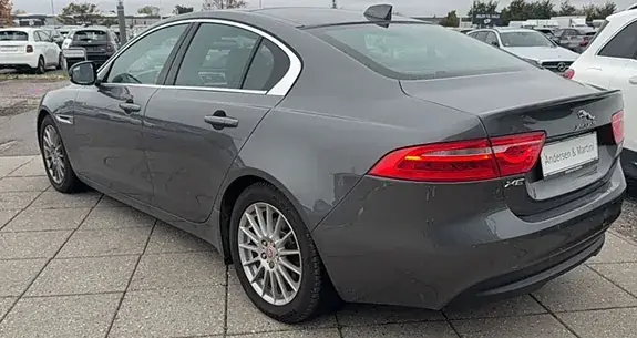 Jaguar Xe 2016 photo 3