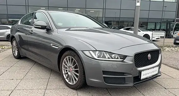 Jaguar Xe 2016 photo 2