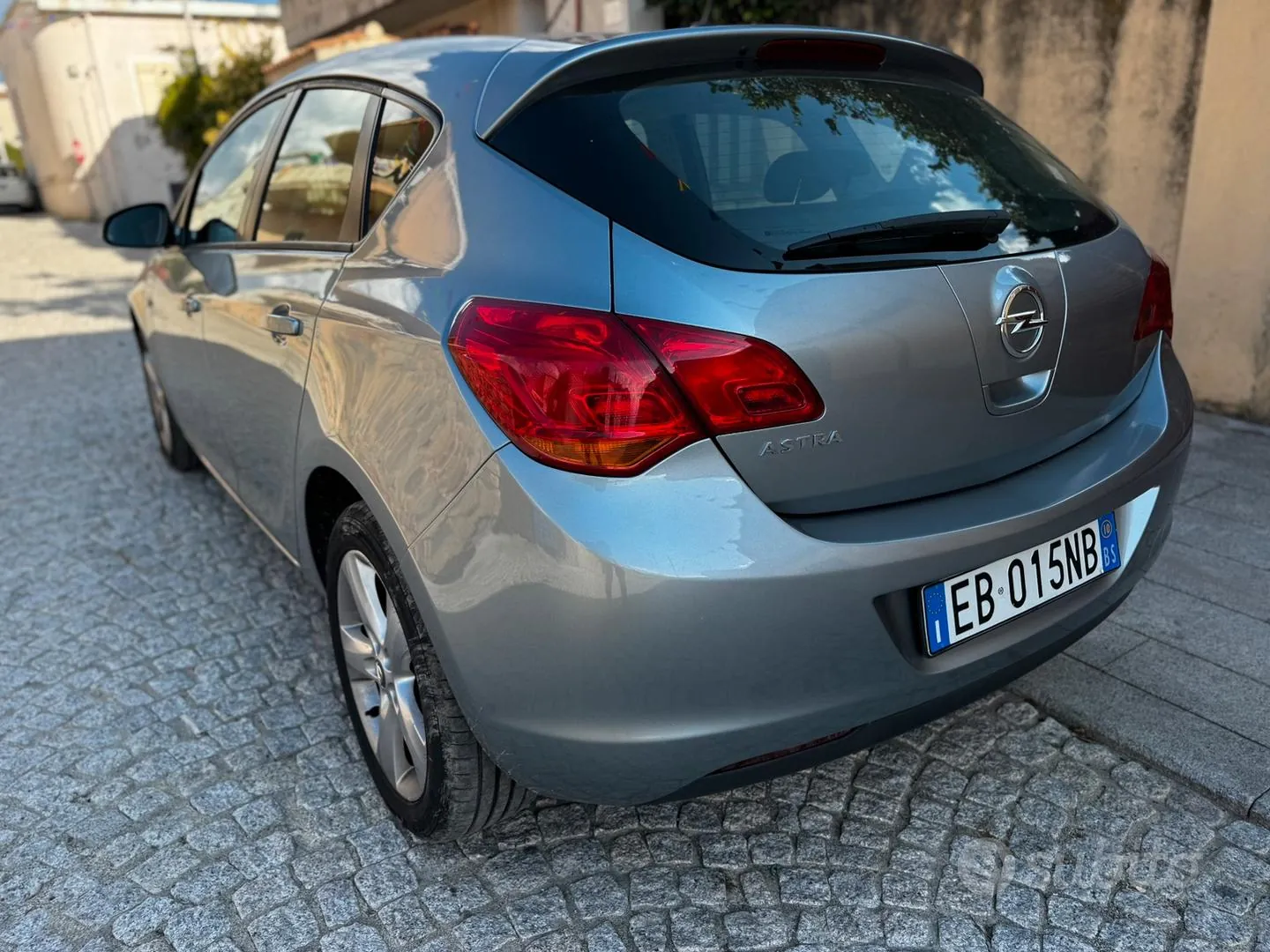 Opel Astra 2010 photo 2