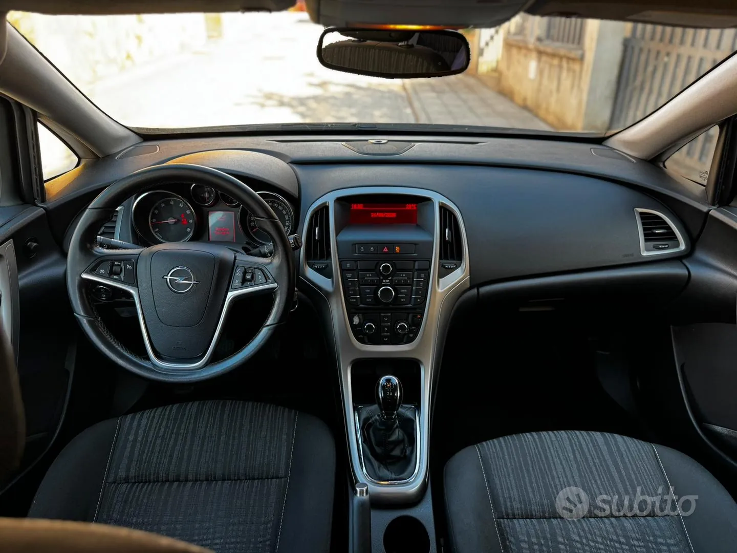 Opel Astra 2010 photo 5
