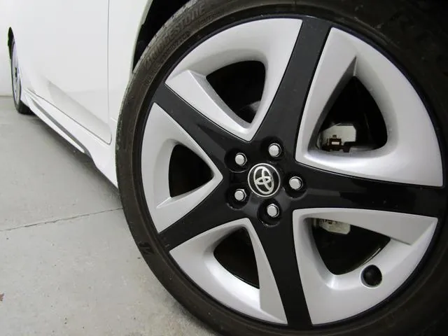 Toyota Prius Phv 2017 photo 5