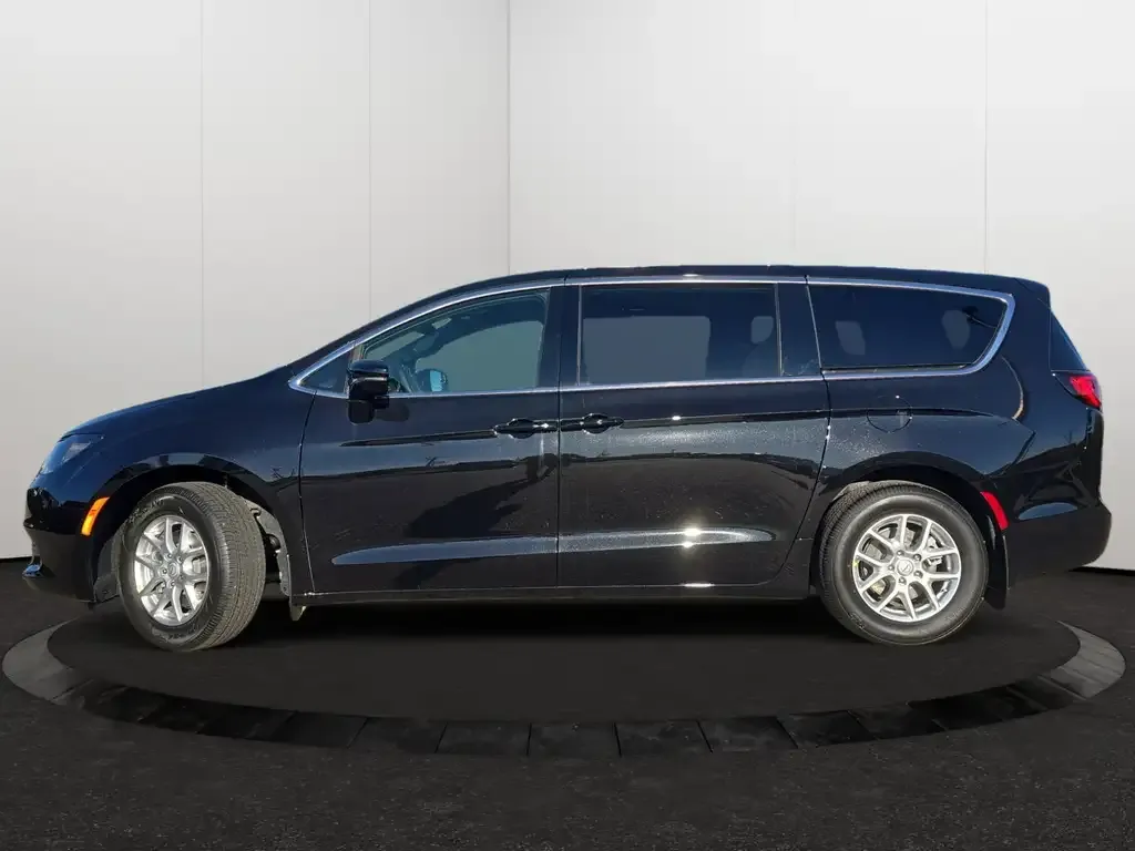 Chrysler Grand Caravan 2026 photo 2