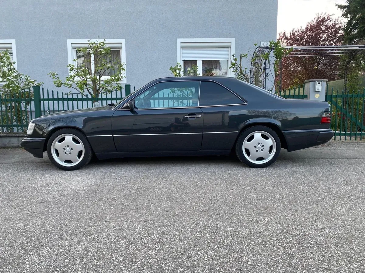 Mercedes-Benz E-Class 1990 photo 2