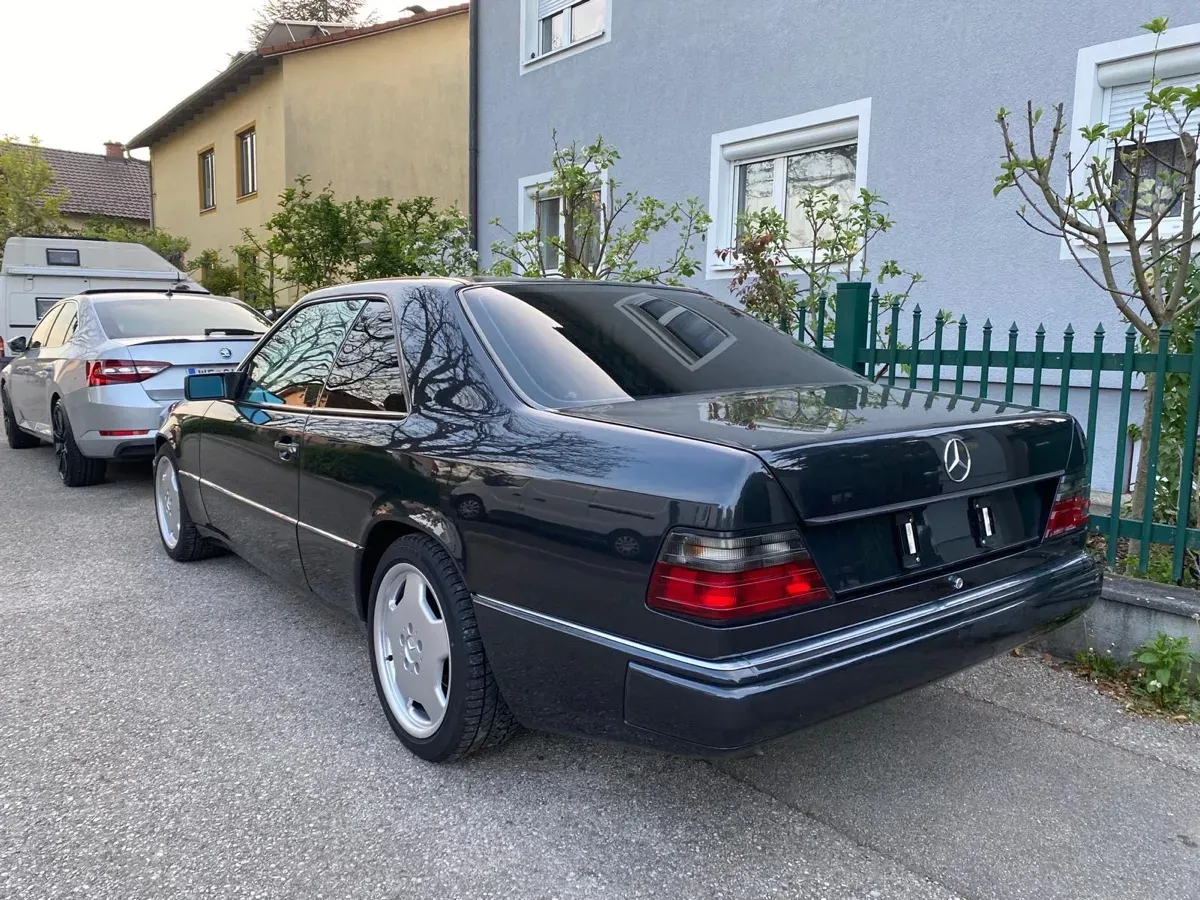 Mercedes-Benz E-Class 1990 photo 3