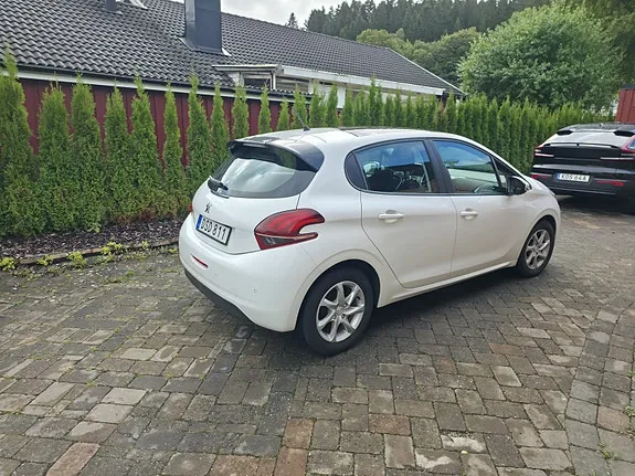 Peugeot 208 2015 photo 4