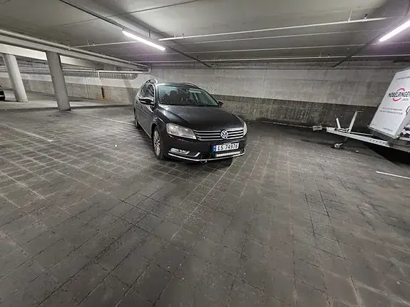Volkswagen Passat 2011 photo 2