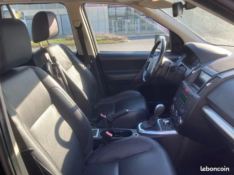 Land Rover Freelander 2010 photo 3