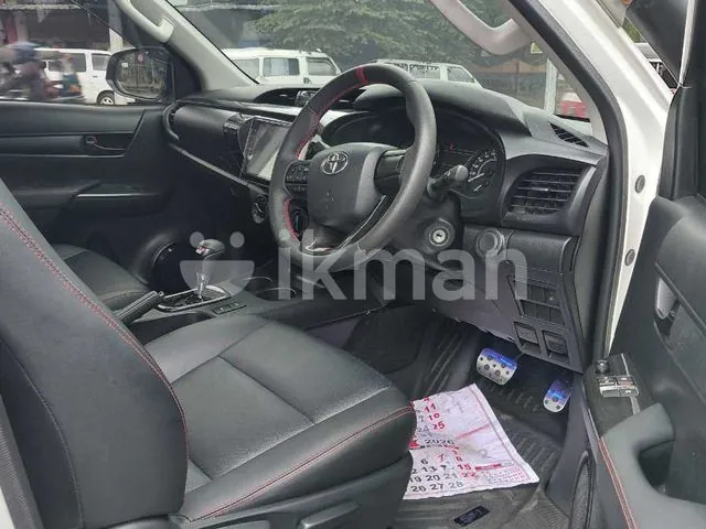 Toyota Hilux 2023 photo 2