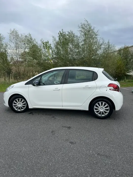 Peugeot 208 2018 photo 3