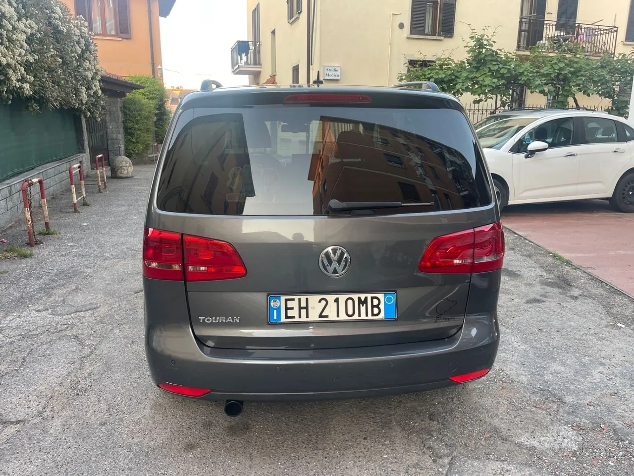 Volkswagen Touran 2011 photo 2
