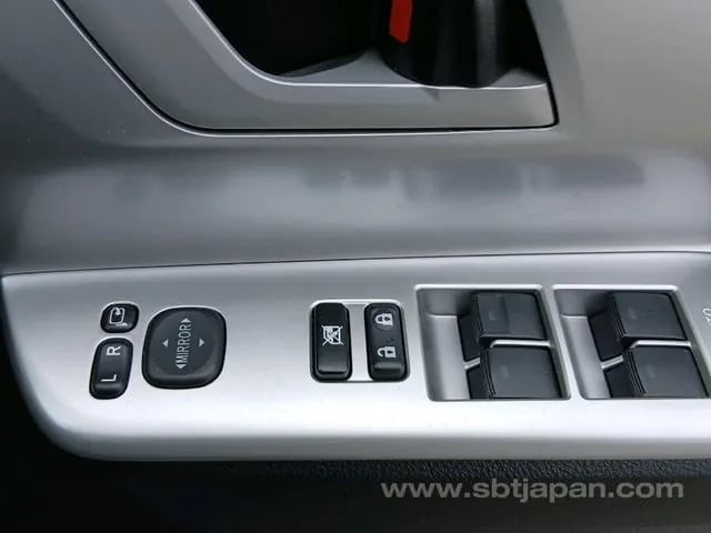 Toyota Noah 2012 photo 2