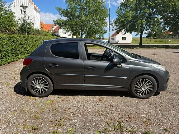 Peugeot 207 2011 photo 3