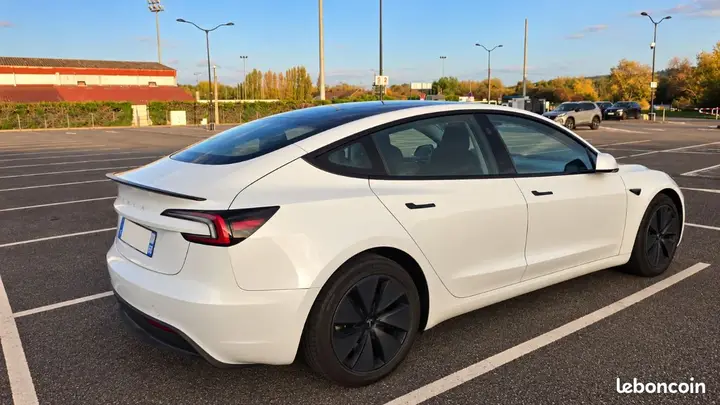 Tesla Model 3 2023 photo 2
