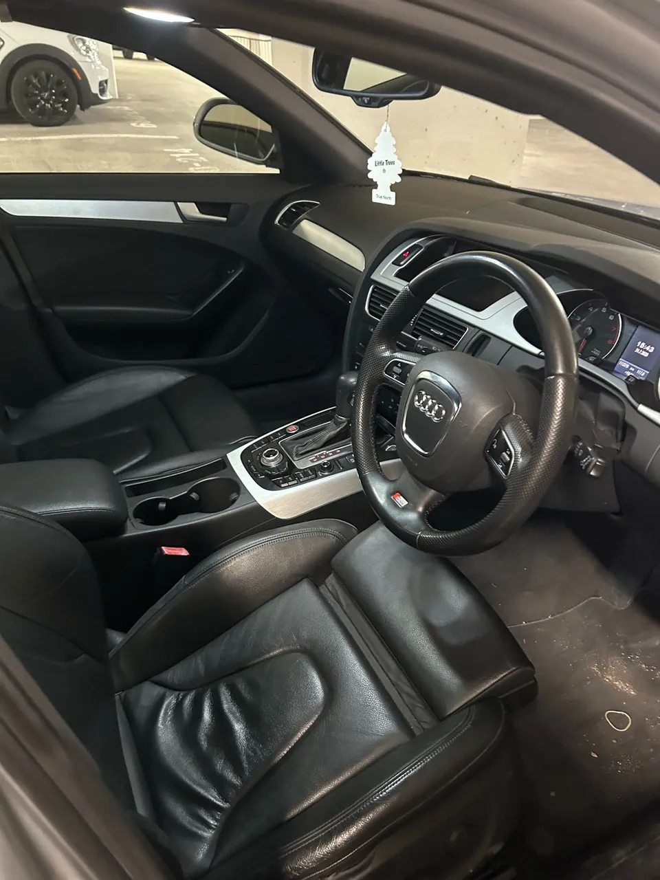Audi A4 2010 photo 2