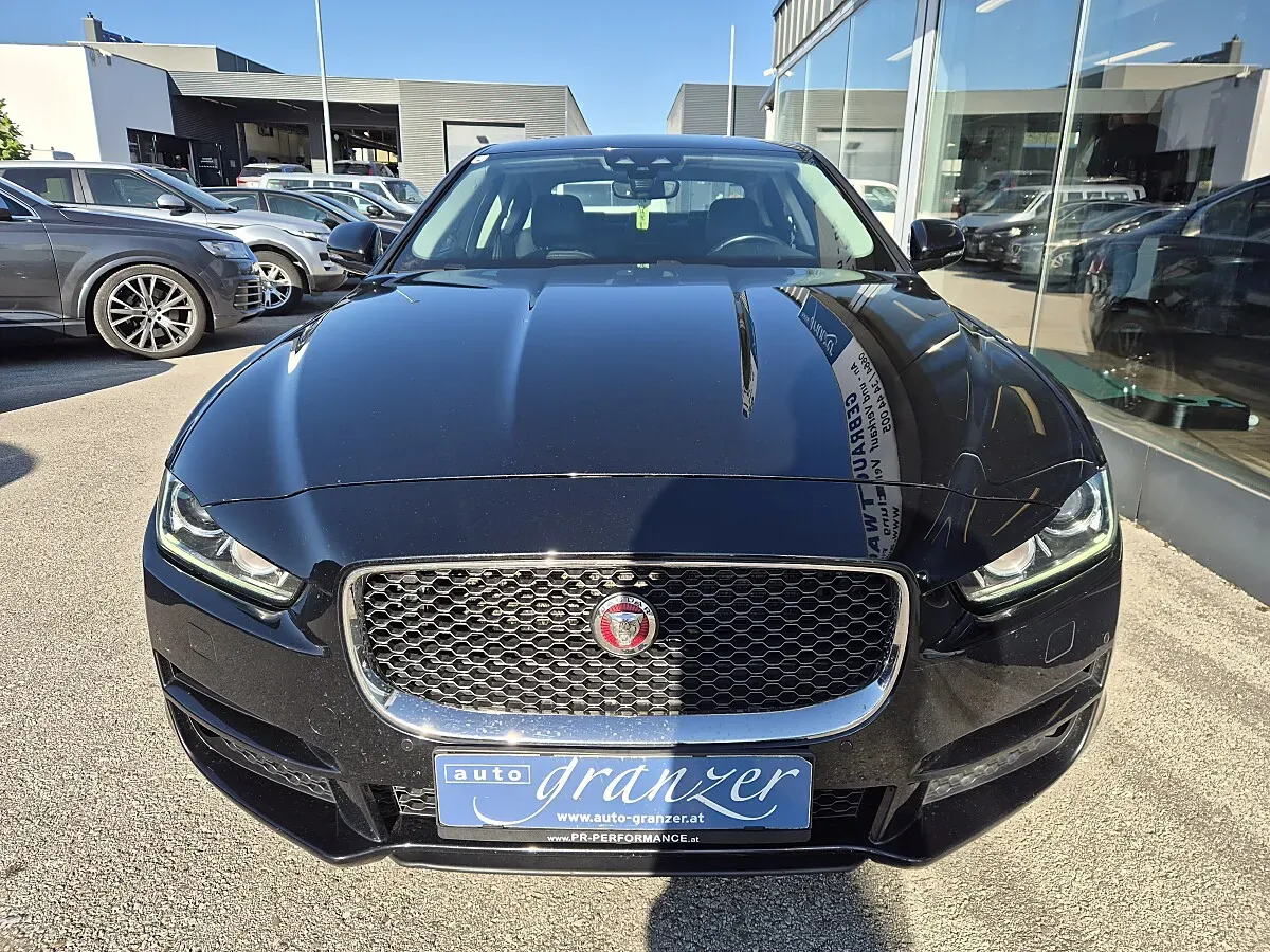 Jaguar Xe 2018 photo 3