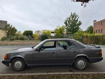 Mercedes-Benz 250D W124