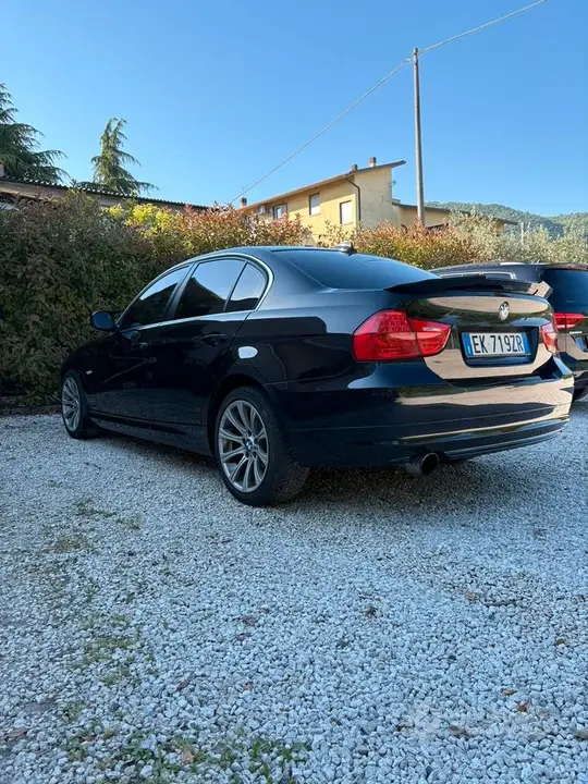 BMW 318D 2011 photo 2